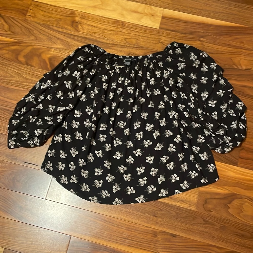 Ruffle sleeve top NWT